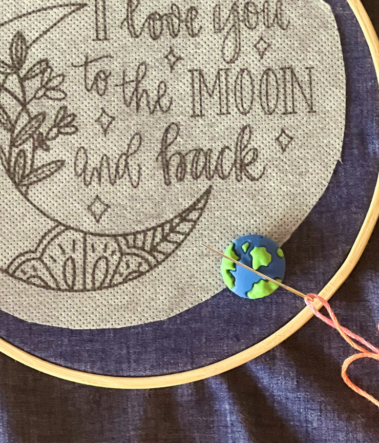 SWEATER BEAR MAGNETIC NEEDLE MINDER
