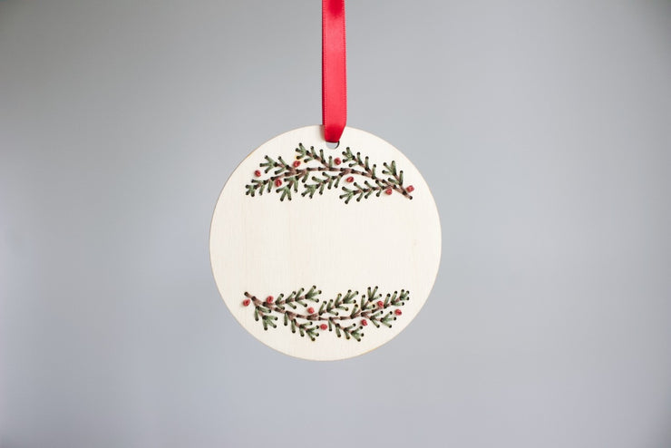 4" WOOD EMBROIDERY WREATH ORNAMENT SET - PINE CONES