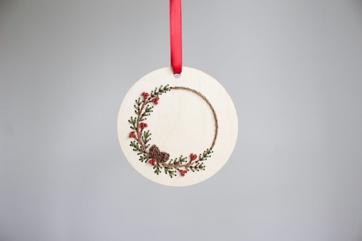 4" WOOD EMBROIDERY WREATH ORNAMENT SET - PINE CONES