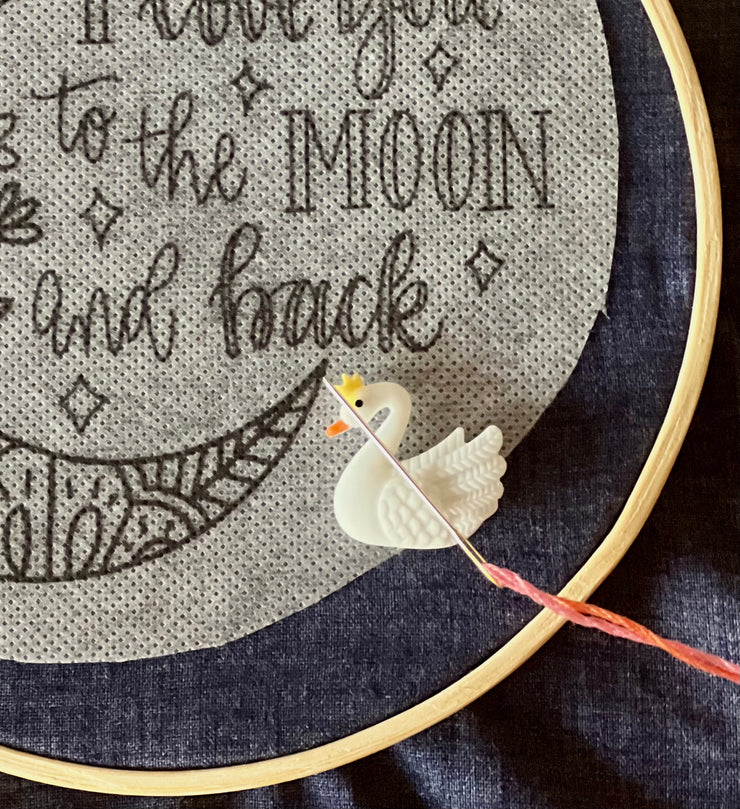 SWEET SWAN MAGNETIC NEEDLE MINDER
